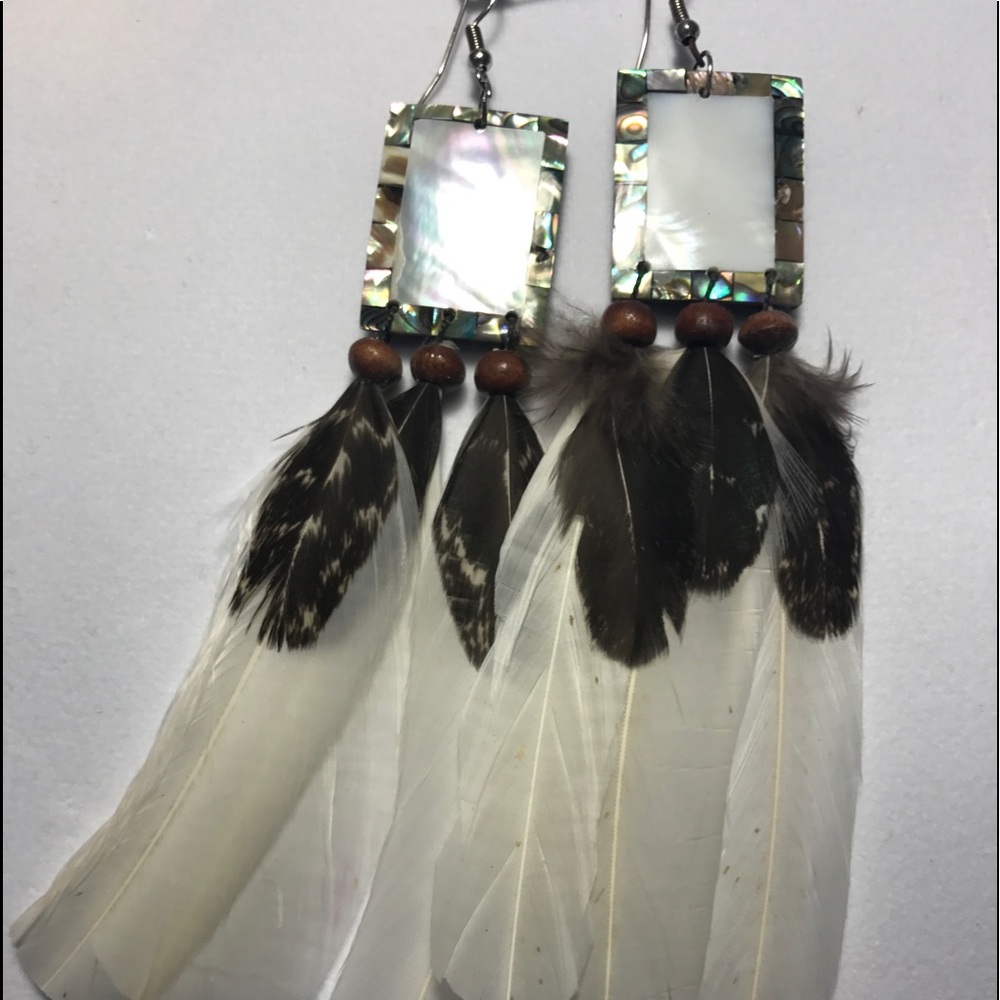 Rectangular mother-of-pearl and feathers earrings
